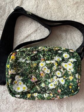 BAGGU Camera Crossbody Daisy